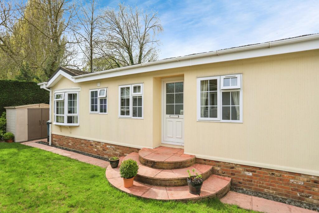 2 bedroom bungalow for sale in Roecliffe Park, Roecliffe, York, North