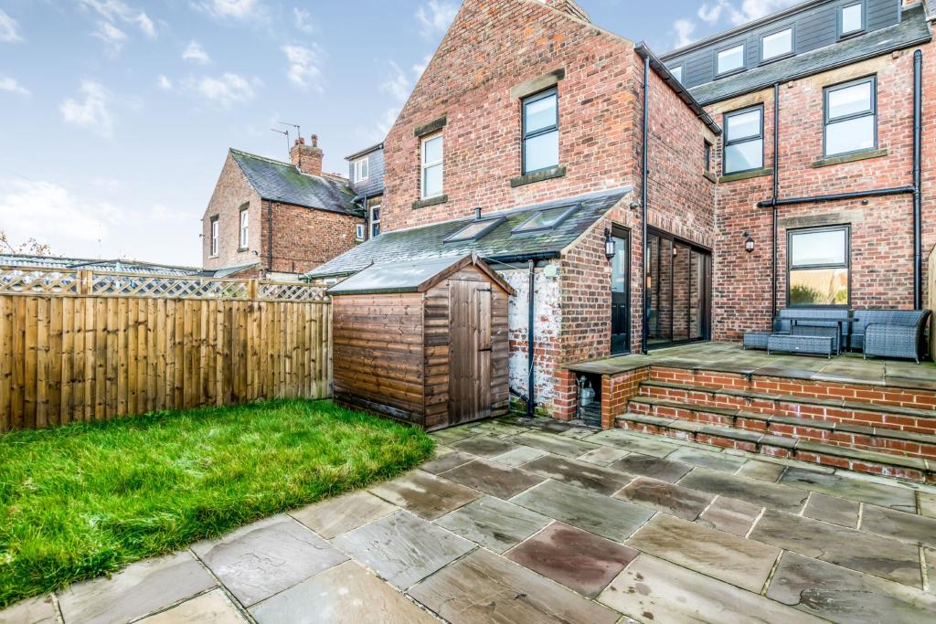 5 bedroom terraced house for sale in Hyde Park Road, Knaresborough