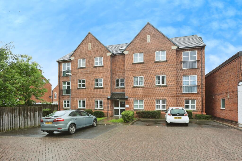 2 bedroom flat for sale in Knighton Lane, Leicester, Leicestershire, LE2