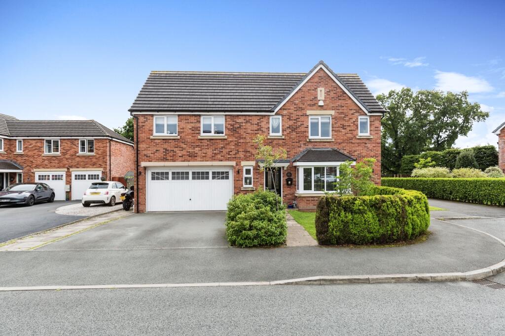4 bedroom detached house for sale in Murray Avenue, Farington Moss, Leyland, Lancashire, PR26