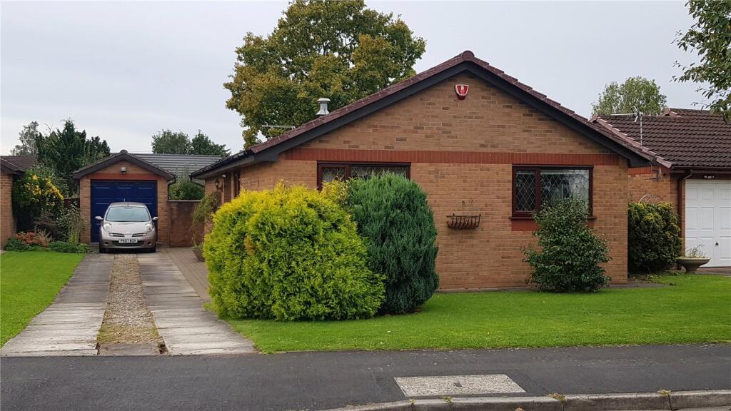 3 bedroom bungalow for sale in Oakfield Drive, Leyland, Lancashire, PR26