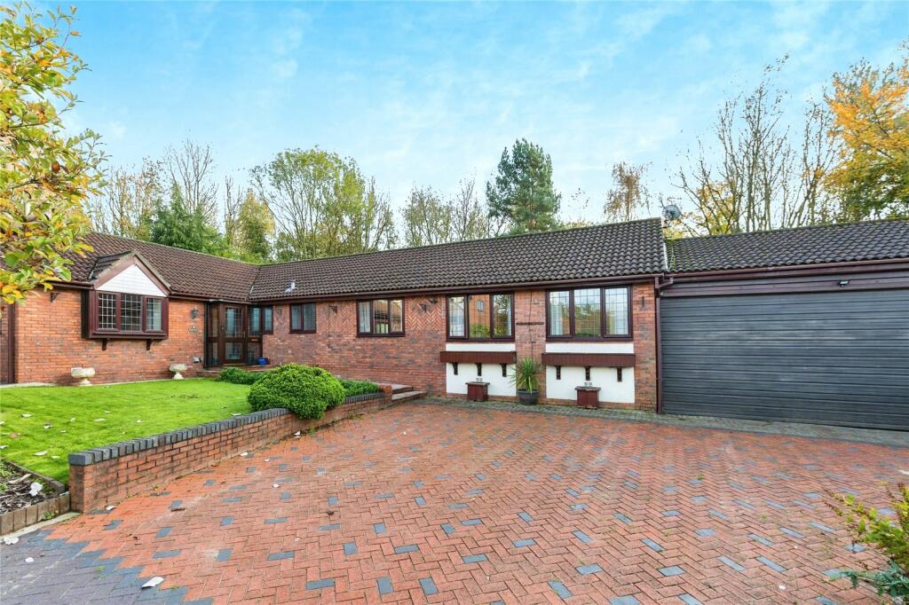 4 bedroom bungalow for sale in Juniper Croft, ClaytonleWoods, Chorley