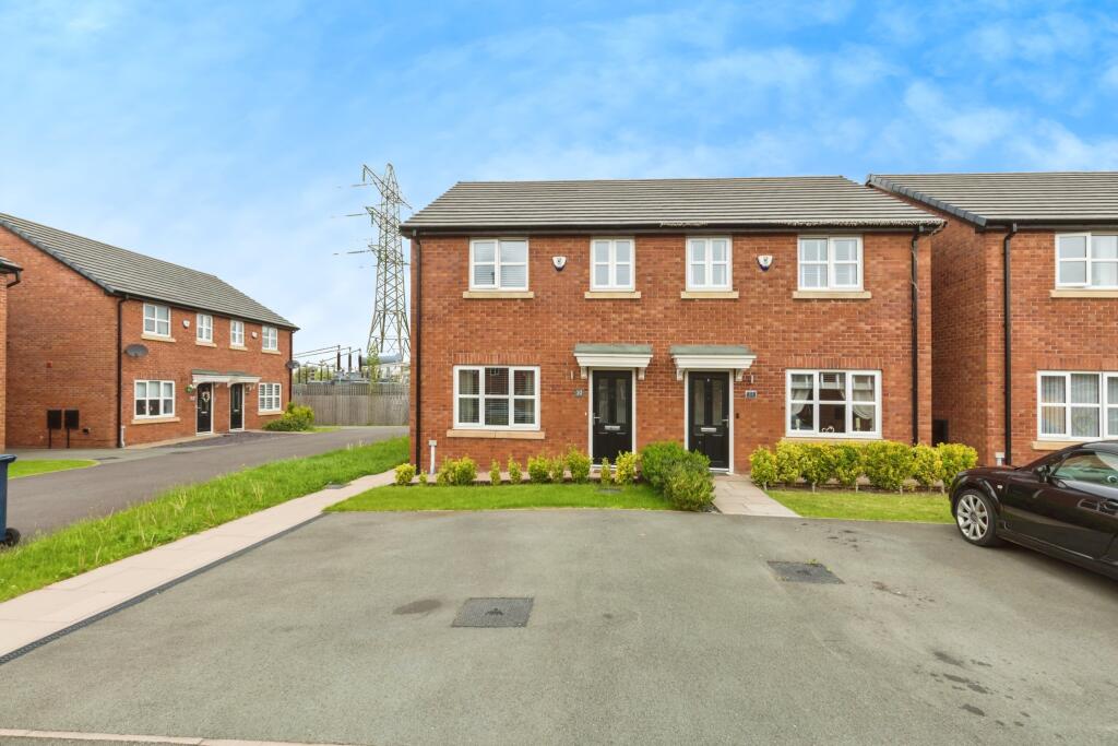 3 bedroom semidetached house for sale in Easedale Close, Farington, Leyland, Lancashire, PR25
