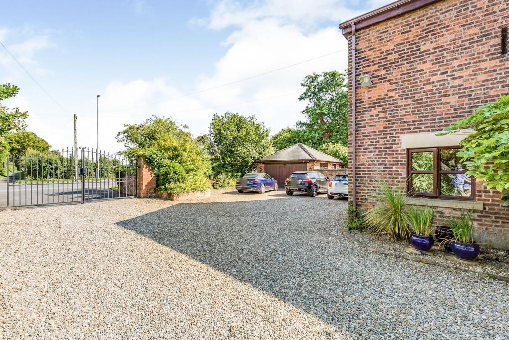 4 bedroom barn conversion for sale in Leyland Lane, Leyland, PR25