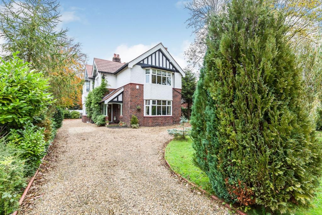 5 bedroom detached house for sale in Moss Lane, Leyland, Lancashire, PR25