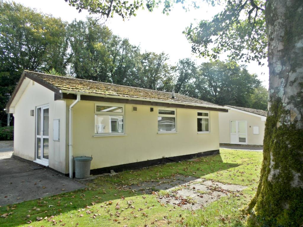 2 bedroom bungalow for sale in Rosecraddoc Lodge Holiday Bungalows, Rosecraddoc, Liskeard