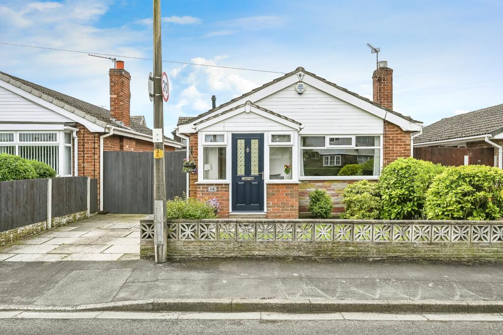 2 bedroom bungalow for sale in Park Lane, Maghull, Merseyside, L31