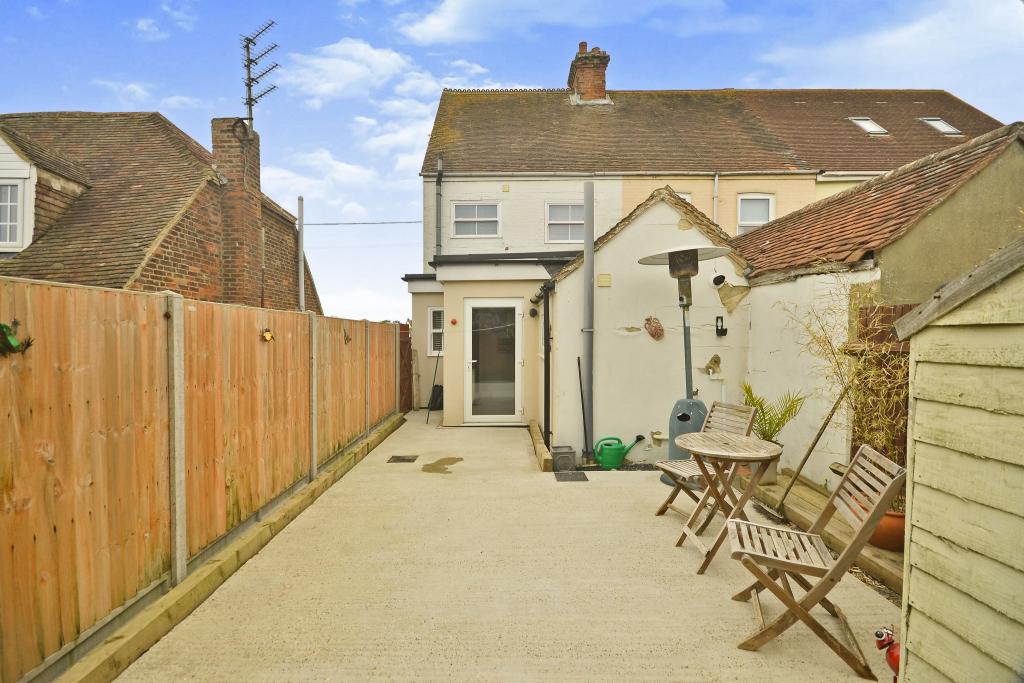 3 bedroom end of terrace house for sale in Manor Road, Lydd, Romney