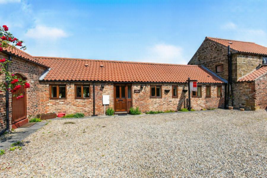 2 bedroom bungalow for sale in Winton, Northallerton, DL6