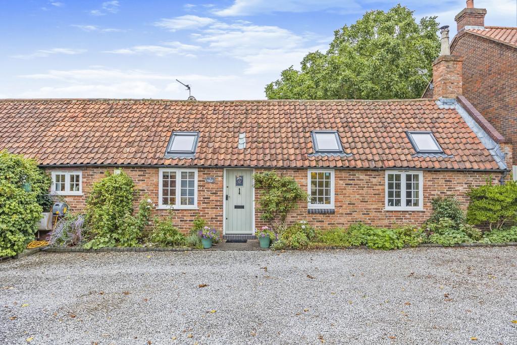 4 bedroom mews property for sale in Main Street, Strelley, Nottingham, NG8