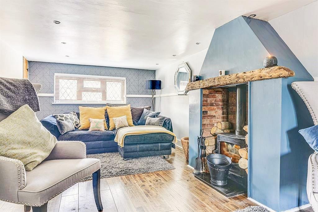 4 bedroom semidetached house for sale in Epping Road, Nazeing, EN9