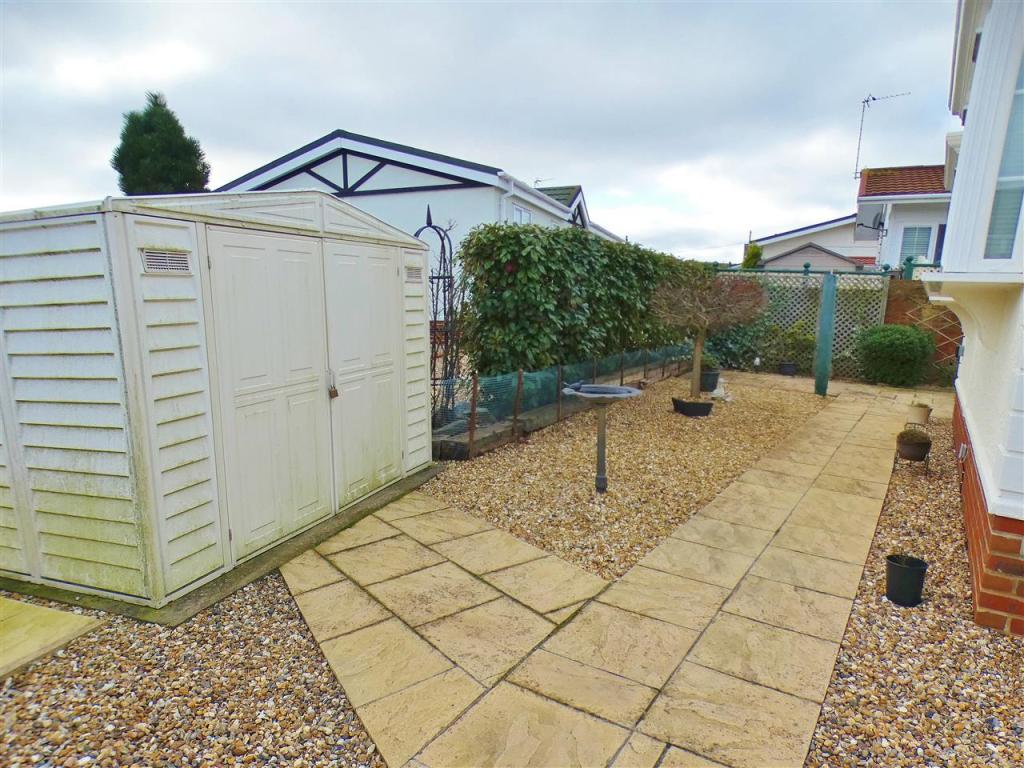 2 bedroom bungalow for sale in Eastbourne Heights, Oak Tree Lane