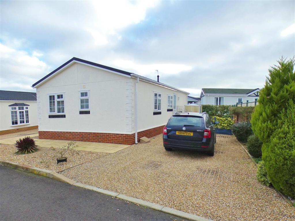 2 bedroom bungalow for sale in Eastbourne Heights, Oak Tree Lane