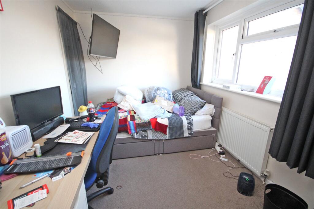 Additional property image - Yew Lane, New Milton, Hampshire, BH25