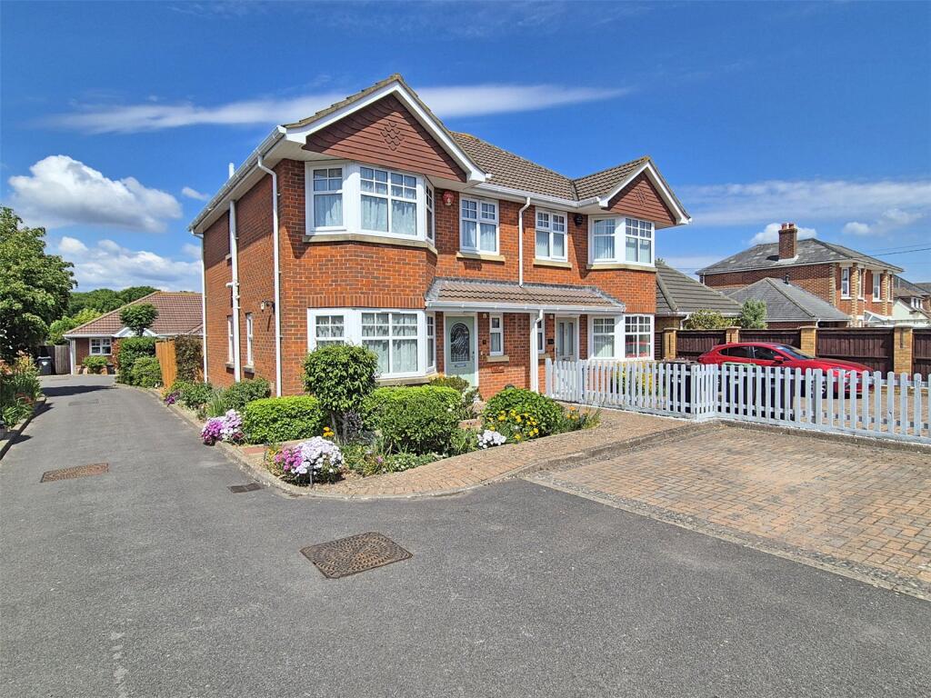 Main image of property: Chestnut Grove, New Milton, Hampshire, BH25