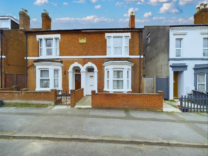 3 bedroom semidetached house for sale in Henry Road, Gloucester, GL1