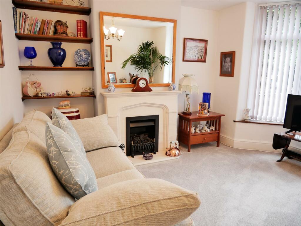 3 bedroom semidetached house for sale in Oxford Road, Calne, SN11