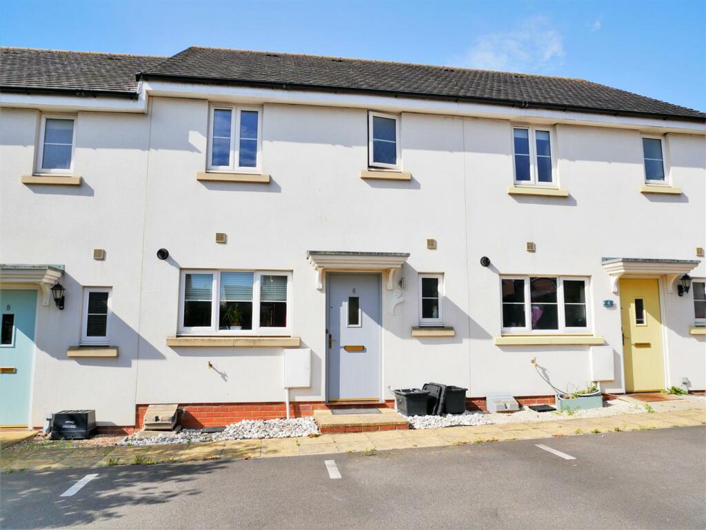 3 bedroom terraced house for sale in Dakota Drive, Calne, SN11