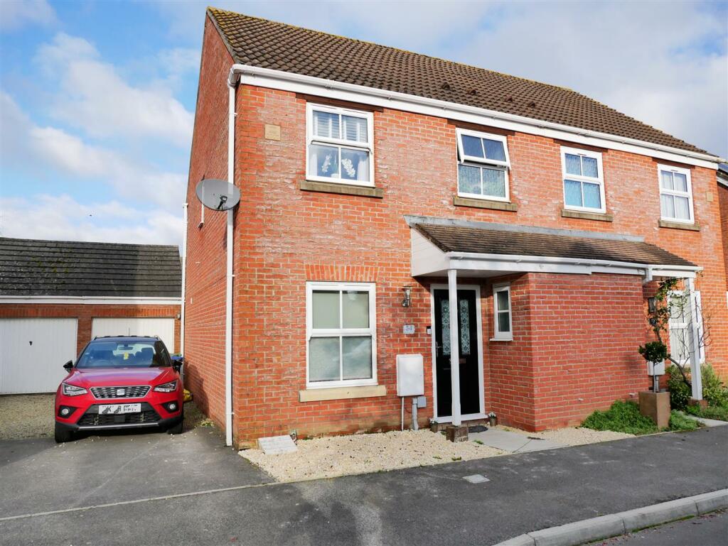 3 bedroom semidetached house for sale in St Margarets Close, Calne, SN11