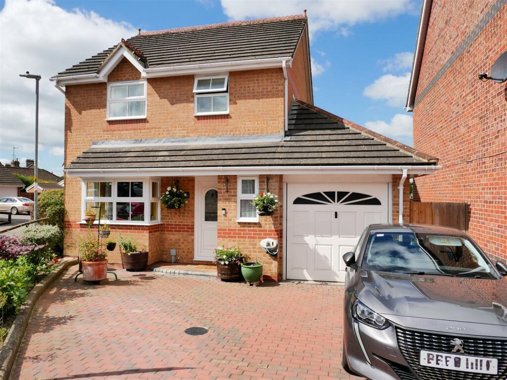3 bedroom detached house for sale in Westerham Walk, Calne, SN11