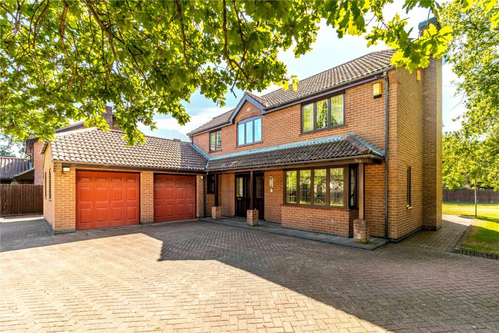 4 bedroom detached house for sale in Newark Road, South Hykeham
