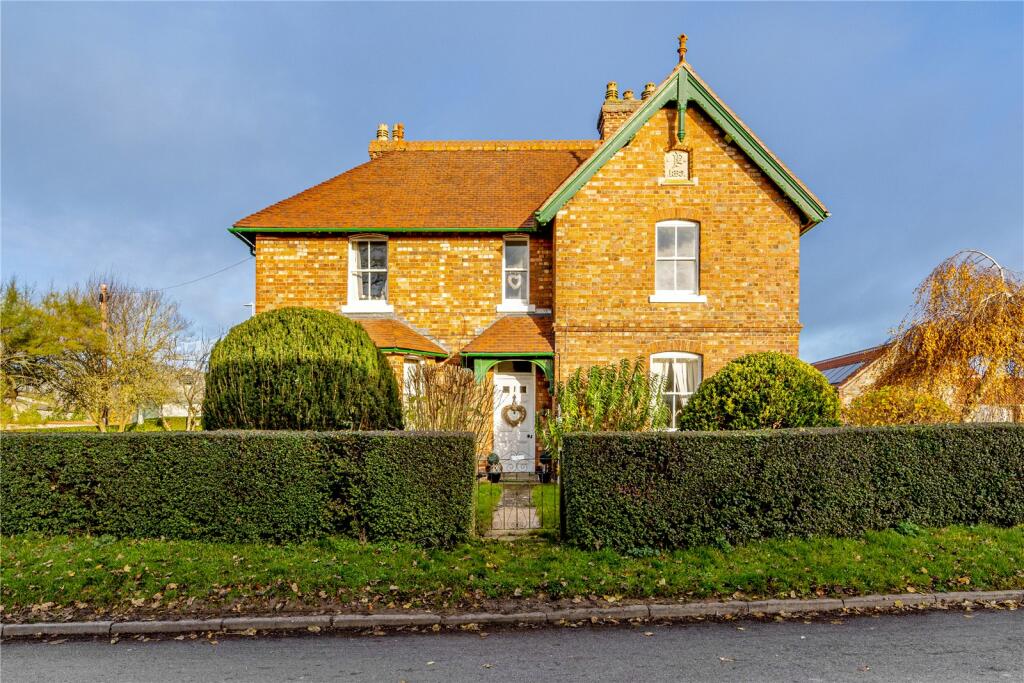 4 bedroom detached house for sale in Green Man Road, Navenby, Lincoln, Lincolnshire, LN5