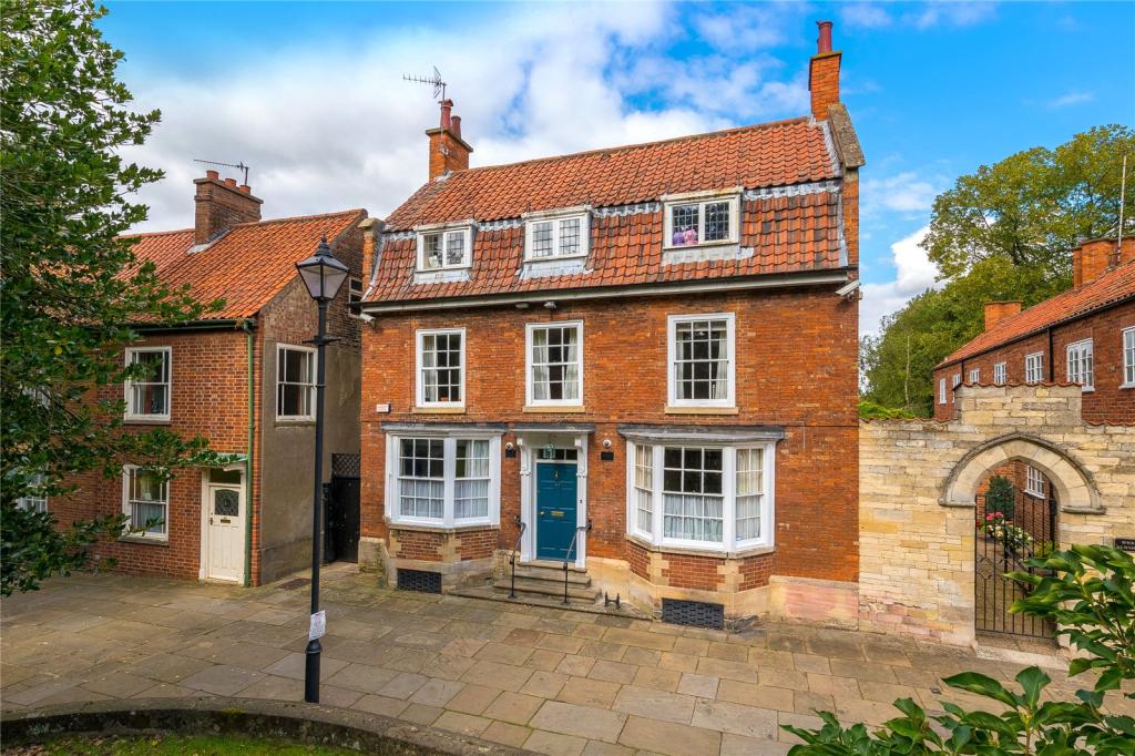 6 bedroom detached house for sale in Swinegate, Grantham, Lincolnshire, NG31