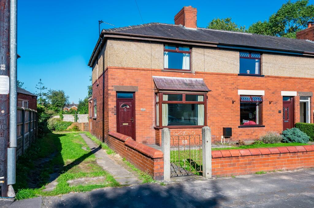 3 bedroom end of terrace house for sale in Moss Road, Billinge, Wigan