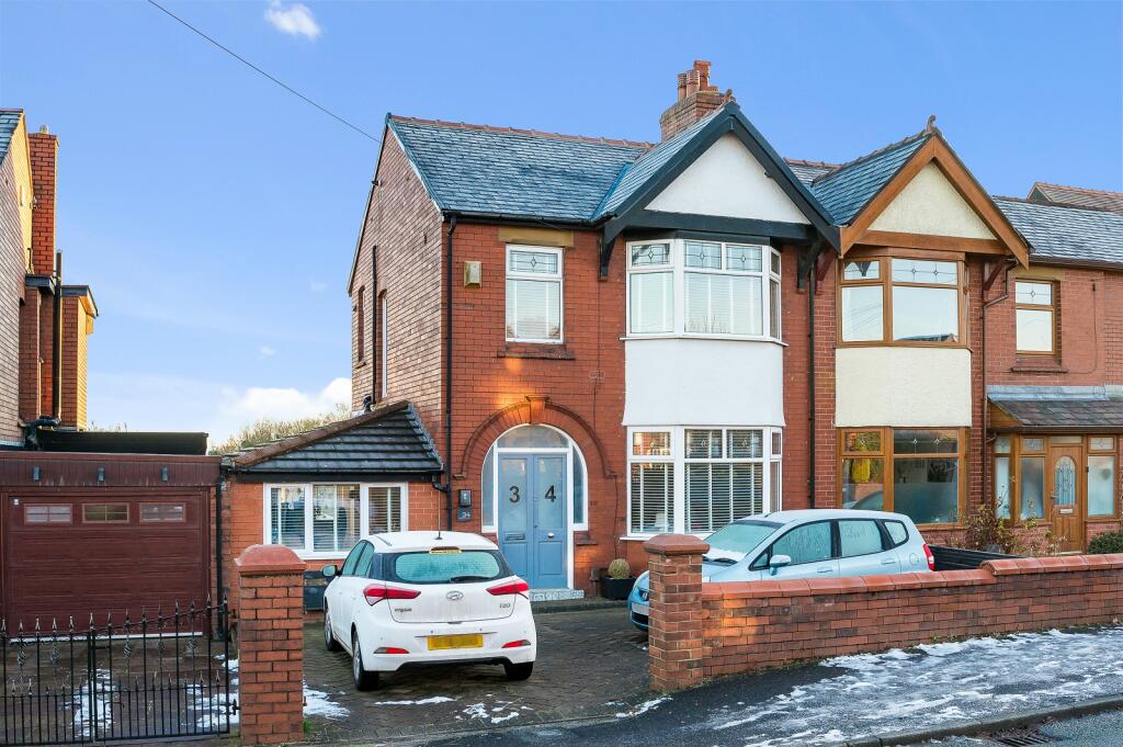 3 bedroom semidetached house for sale in Winstanley Road, Billinge