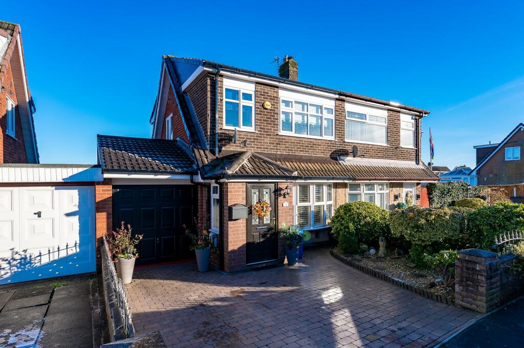 3 bedroom semidetached house for sale in Colerne Way, Winstanley