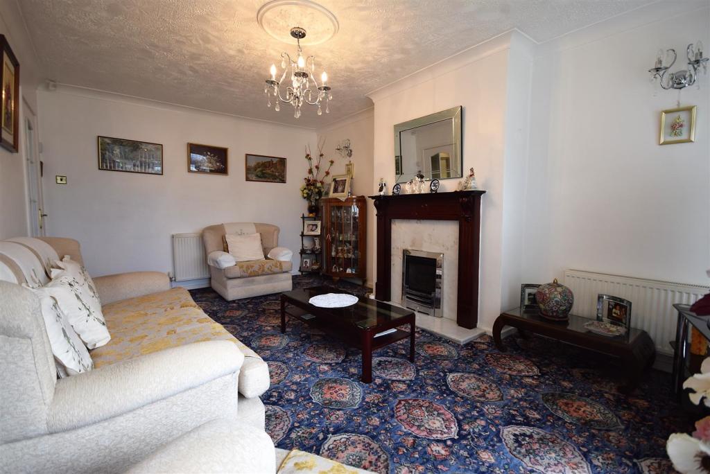 2 bedroom semidetached bungalow for sale in Illingworth Close, Bradshaw, Halifax, HX2 9JQ, HX2