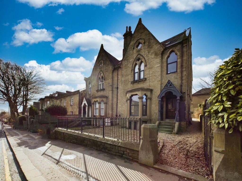 7 bedroom character property for sale in 83 New North Road, Huddersfield, HD1