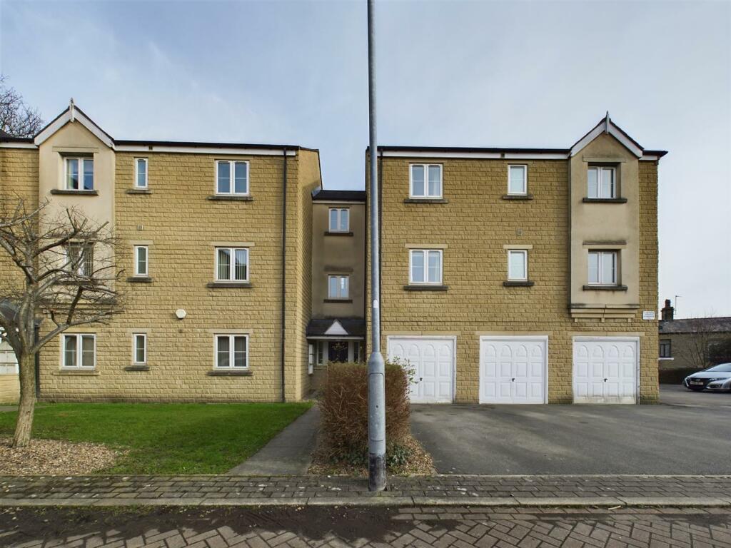 2 bedroom apartment for sale in Larkfield Court, Brighouse, HD6