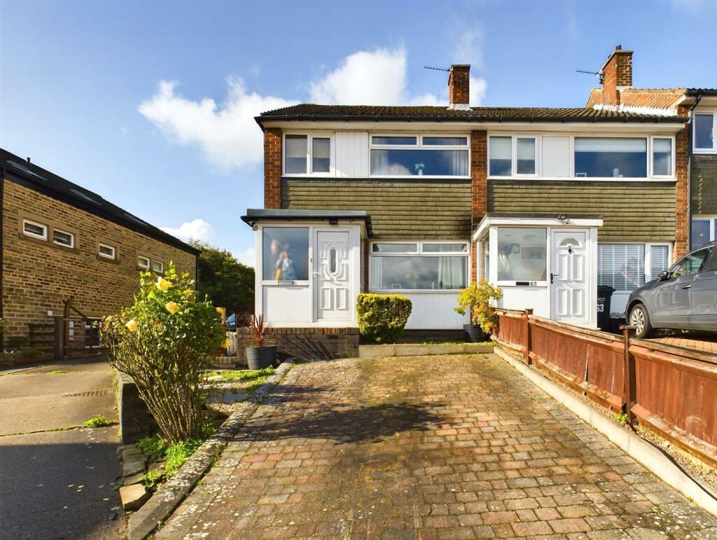 3 bedroom end of terrace house for sale in Windmill Crescent, Northowram, Halifax HX3