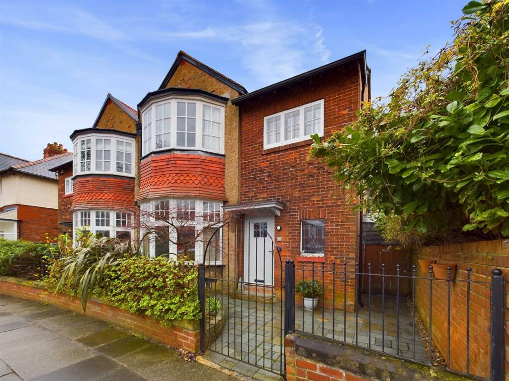 4 bedroom semidetached house for sale in Queens Road, Whitley Bay, NE26
