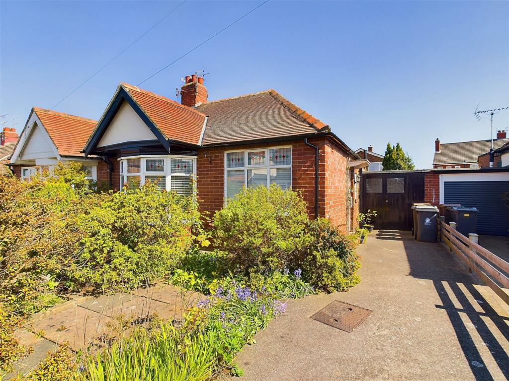 2 bedroom semidetached bungalow for sale in Chatsworth Gardens, West