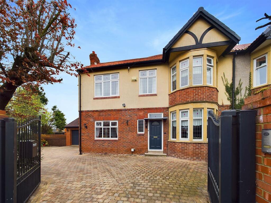 3 bedroom semidetached house for sale in Beverley Road, Monkseaton, NE25