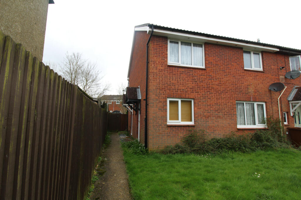 1 bedroom end of terrace house for rent in Weybridge Close, Chatham, ME5