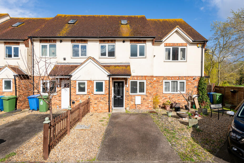 2 bedroom terraced house for sale in Hurst Court, Halfway Road