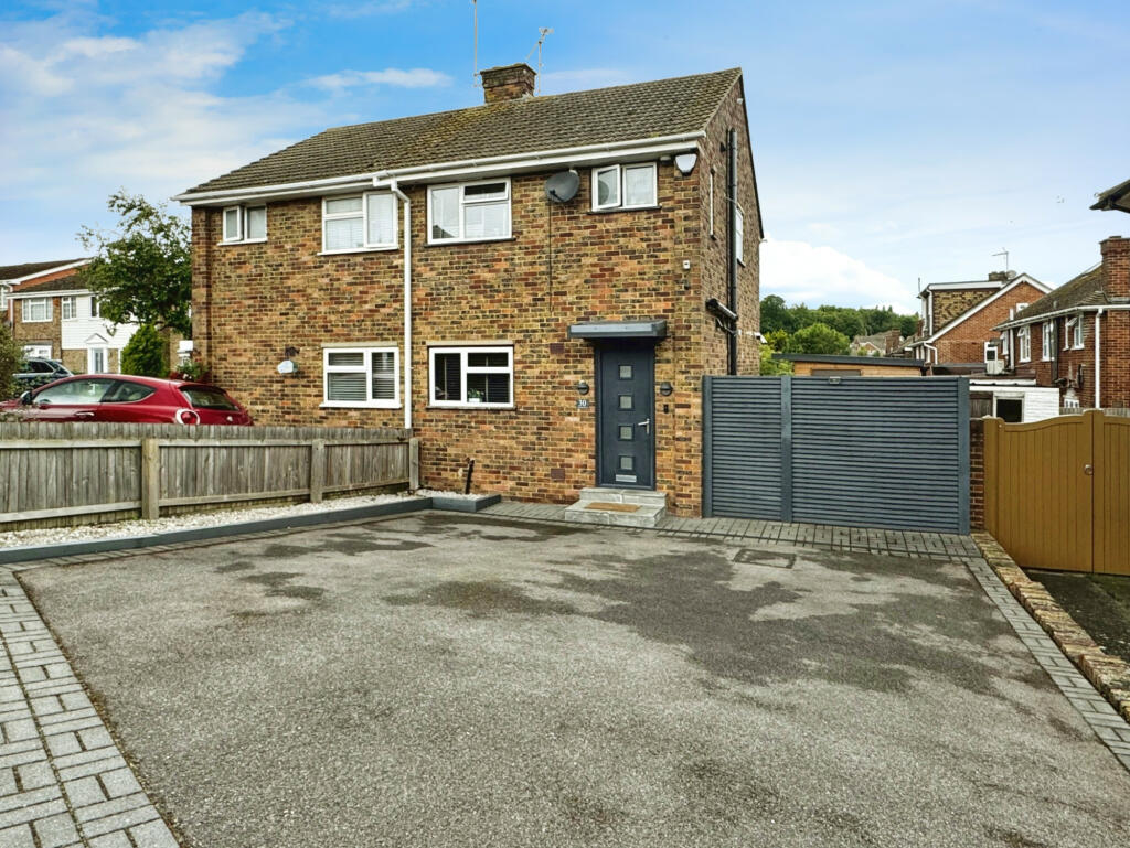 2 bedroom semidetached house for sale in Lonsdale Drive, Sittingbourne