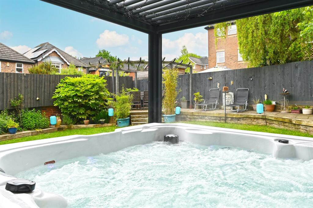 4 bedroom detached house for sale in Chatham Court, Belper, DE56