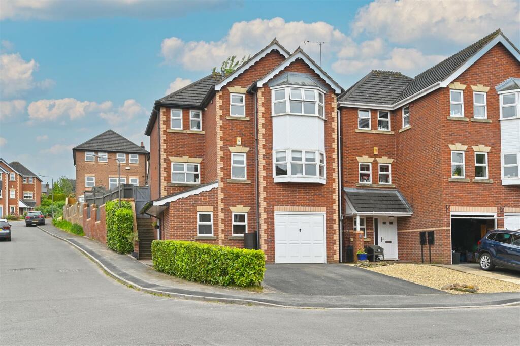 4 bedroom detached house for sale in Chatham Court, Belper, DE56