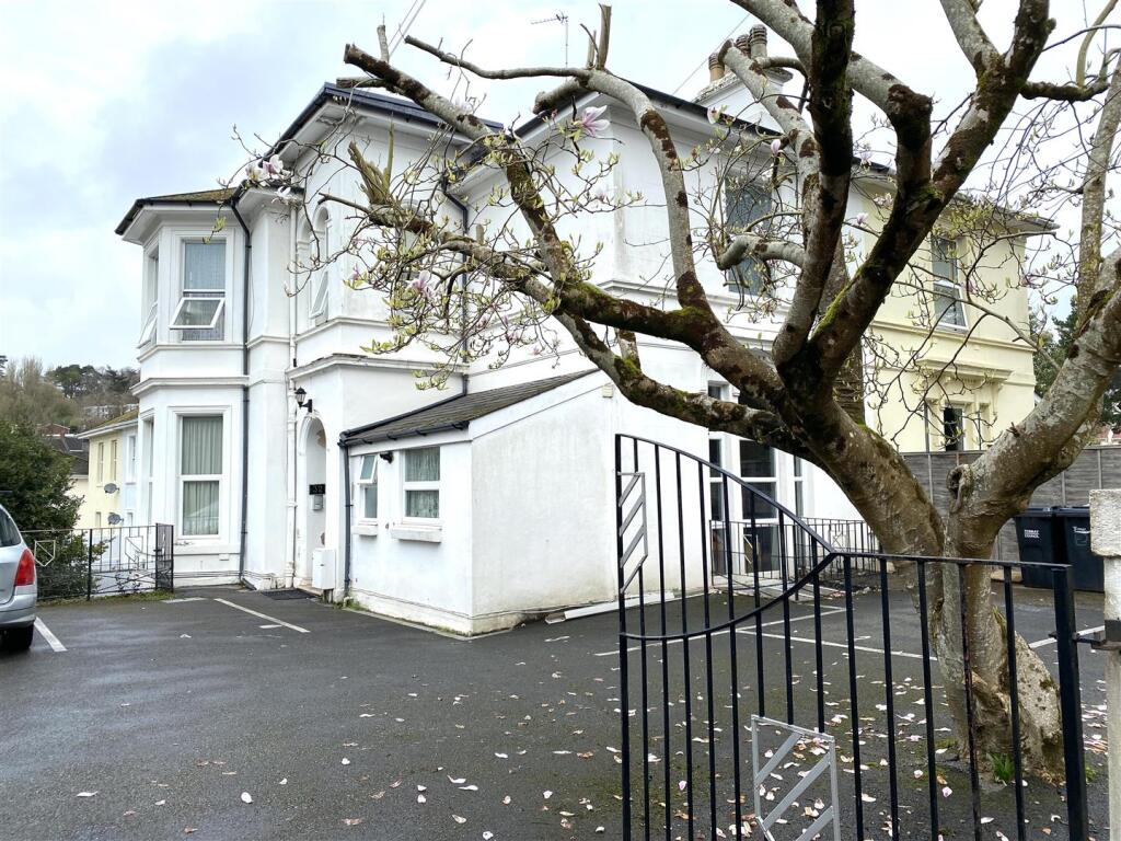 Main image of property: 32 Cleveland Road, Torquay