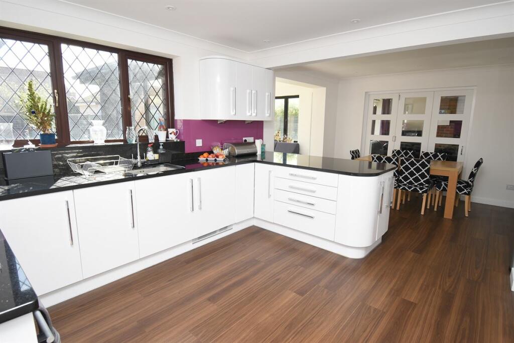 4 bedroom detached house for sale in Churchwood Drive, Chestfield