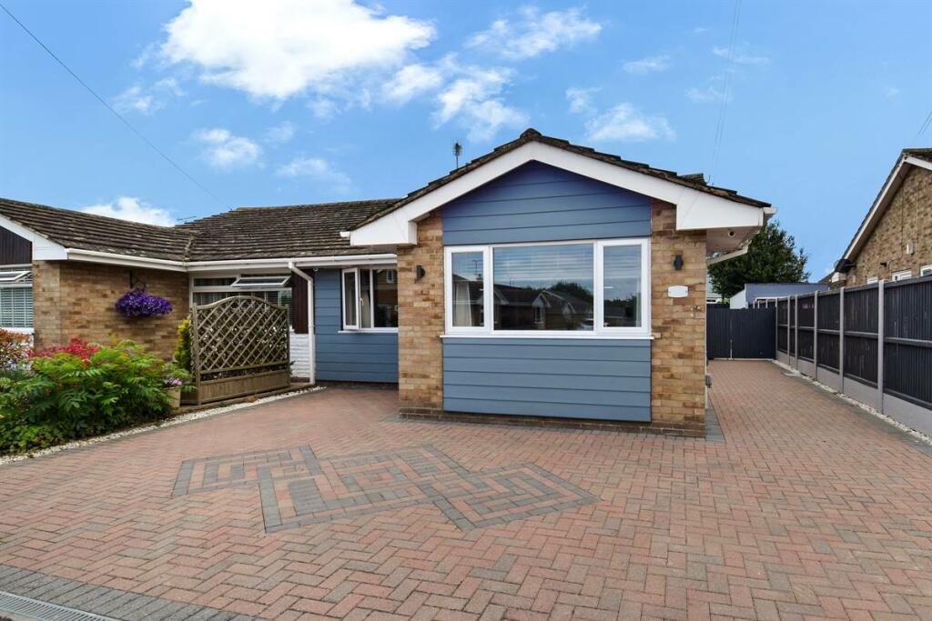 3 bedroom semidetached bungalow for sale in Highgate Road, South