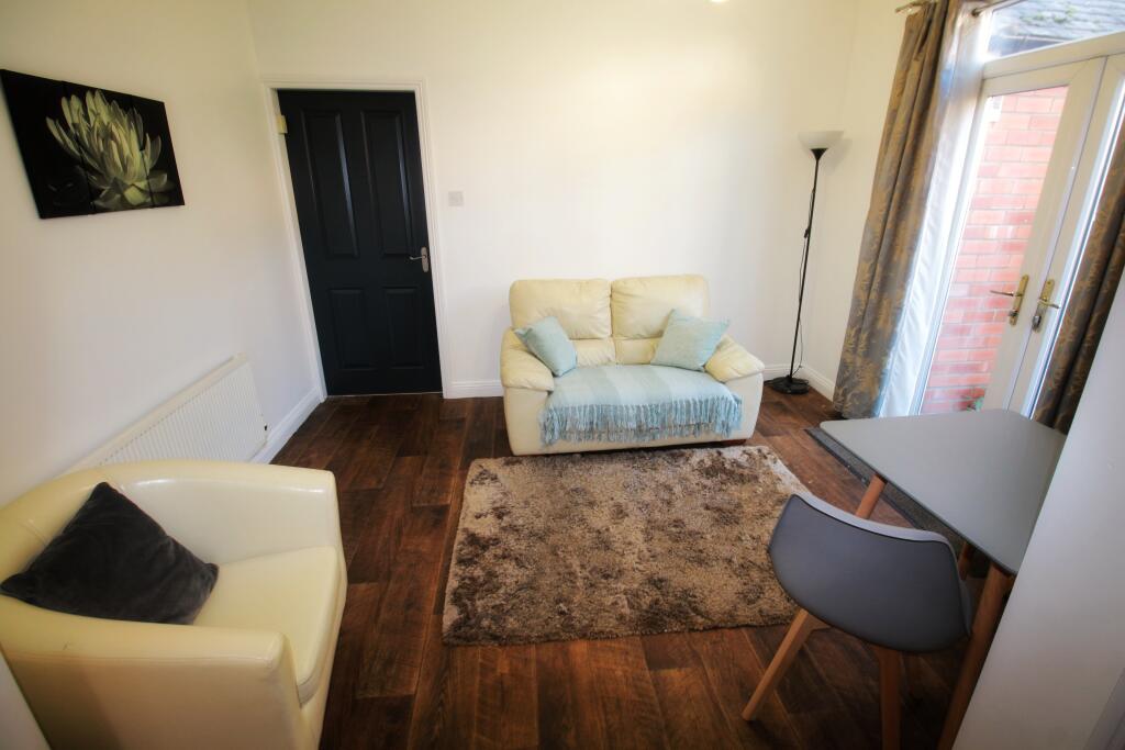 Main image of property: Flat 4, 23 The Avenue, Lincoln, Lincolnshire, LN1 1PD