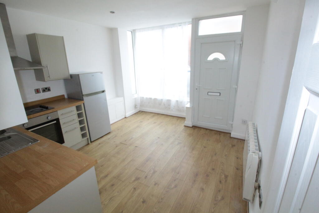 Main image of property: Flat A 143 Newark Road, Lincoln, Lincolnshire, LN5 8NQ
