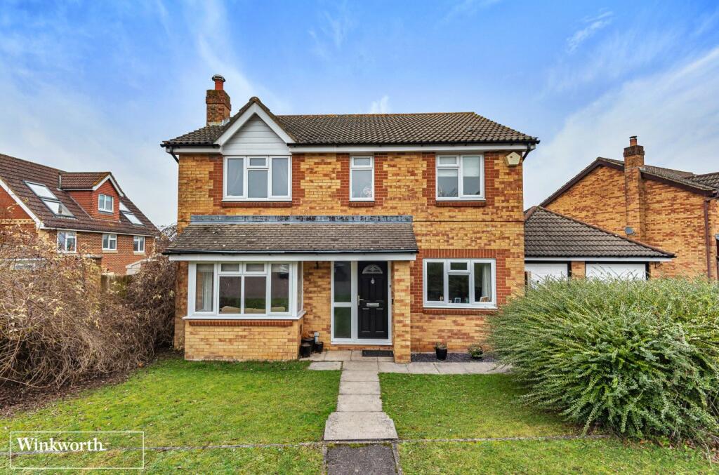 4 bedroom detached house for sale in Tamarisk Close, Hatch Warren