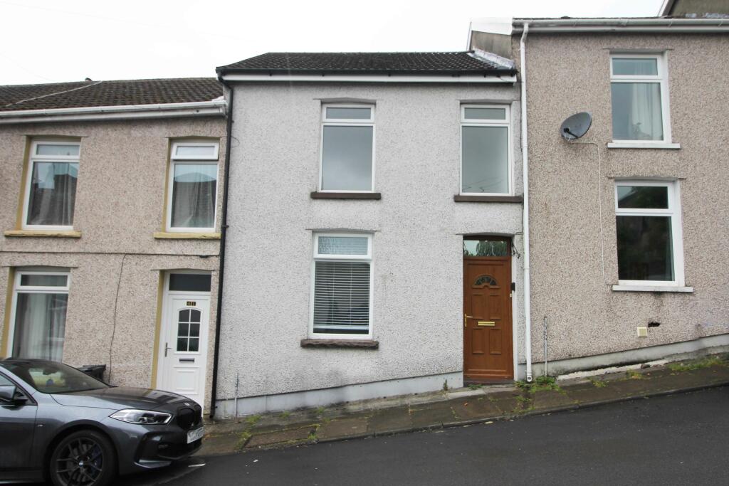 3 bedroom terraced house for rent in Thornwood Place, Treharris. CF46 5AB, CF46