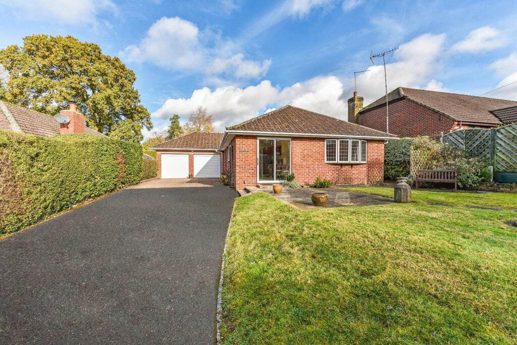 3 bedroom bungalow for sale in London Road, Liphook, Hampshire, GU30